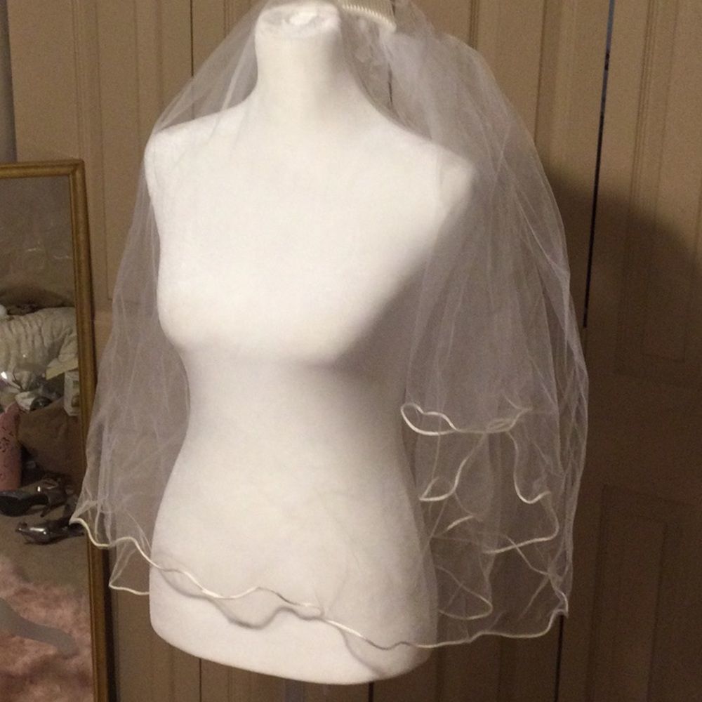 David’s bridal 4 layer white wedding veil. Like new 2 combs to keep it secure.